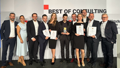 Die glücklichen Gewinner und Gewinnerinnen des Awards „Best of Consulting“ (v.l.n.r.): Markus Strob (Dräxlmaier), Jennifer Alves, Julian Mueller, Moritz Lehr, Emma Schröder, Azhar Kholwadia (Aston Martin), Dr. Frank Höselbarth (Scientific Partner, Best of Consulting), Katharina Vollus, Stephan Baier, Dr. Oliver Oswald, Markus Wambach