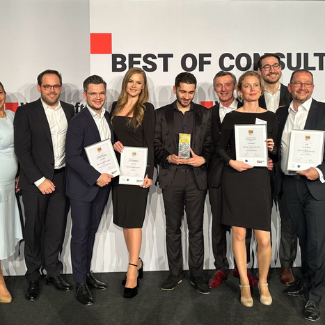 Die glücklichen Gewinner und Gewinnerinnen des Awards „Best of Consulting“ (v.l.n.r.): Markus Strob (Dräxlmaier), Jennifer Alves, Julian Mueller, Moritz Lehr, Emma Schröder, Azhar Kholwadia (Aston Martin), Dr. Frank Höselbarth (Scientific Partner, Best of Consulting), Katharina Vollus, Stephan Baier, Dr. Oliver Oswald, Markus Wambach