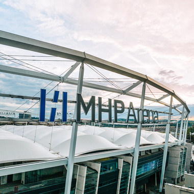 Schriftzug der MHP Arena Stuttgart über dem Haupteingang