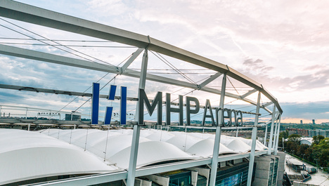 Schriftzug der MHP Arena Stuttgart über dem Haupteingang
